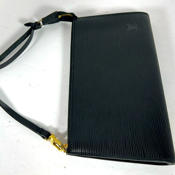 Louis Vuitton Epi leather pochette black. Very good condition - Picture 1 of 10